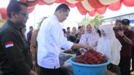 Sekda Aceh, M. Nasir, S.IP, MPA di dampingi Bupati Aceh Barat, Tarmizi serta SkPA terkait membuka acara Gerakan pangan Murah (GPM) di Area pasar Tani Meulaboh, Senin, 9 Maret 2026