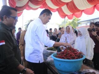 Sekda Aceh, M. Nasir, S.IP, MPA di dampingi Bupati Aceh Barat, Tarmizi serta SkPA terkait membuka acara Gerakan pangan Murah (GPM) di Area pasar Tani Meulaboh, Senin, 9 Maret 2026