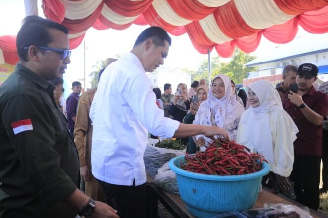 
					Sekda Aceh, M. Nasir, S.IP, MPA di dampingi Bupati Aceh Barat, Tarmizi serta SkPA terkait membuka acara Gerakan pangan Murah (GPM) di Area pasar Tani Meulaboh, Senin, 9 Maret 2026