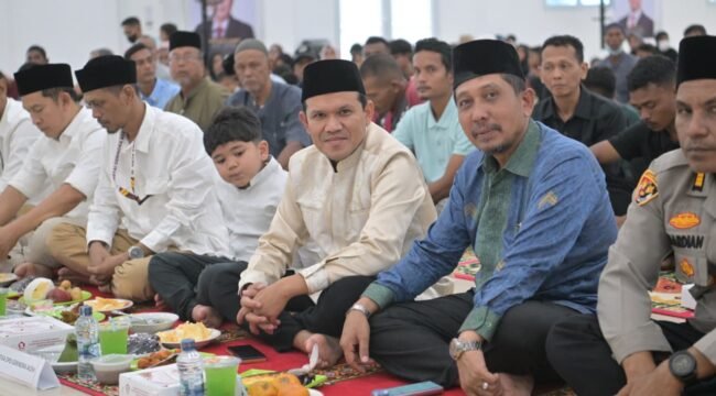 Wakil Gubernur Aceh Fadhlullah, SE menggelar buka puasa bersama dengan warga korban bencana hidrometeorologi di kompleks Hunian Sementara (Huntara) yang berada di kawasan Kantor Bupati Pidie Jaya, Kamis (12/3).