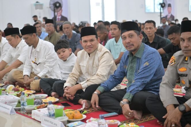 
					Wakil Gubernur Aceh Fadhlullah, SE menggelar buka puasa bersama dengan warga korban bencana hidrometeorologi di kompleks Hunian Sementara (Huntara) yang berada di kawasan Kantor Bupati Pidie Jaya, Kamis (12/3).