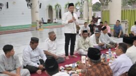 Wakil Gubernur Aceh Fadhlullah berbuka puasa bersama ratusan masyarakat di Gampong Teupin Raya, Kabupaten Pidie, Jumat (13/3/2026). Kegiatan yang berlangsung di Masjid Darussaadah itu turut dihadiri sejumlah anggota DPRA, tokoh Komite Peralihan Aceh (KPA), serta tokoh masyarakat setempat.