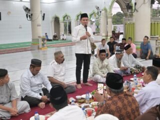Wakil Gubernur Aceh Fadhlullah berbuka puasa bersama ratusan masyarakat di Gampong Teupin Raya, Kabupaten Pidie, Jumat (13/3/2026). Kegiatan yang berlangsung di Masjid Darussaadah itu turut dihadiri sejumlah anggota DPRA, tokoh Komite Peralihan Aceh (KPA), serta tokoh masyarakat setempat.