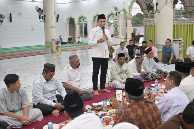 
					Wakil Gubernur Aceh Fadhlullah berbuka puasa bersama ratusan masyarakat di Gampong Teupin Raya, Kabupaten Pidie, Jumat (13/3/2026). Kegiatan yang berlangsung di Masjid Darussaadah itu turut dihadiri sejumlah anggota DPRA, tokoh Komite Peralihan Aceh (KPA), serta tokoh masyarakat setempat.
