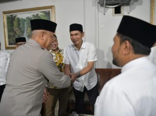Gubernur Aceh Muzakir Manaf dan Wakapolda Aceh, serta wakajati aceh hadir dalam acara buka puasa bersama yang penuh kehangatan di rumah dinas Sekda Aceh M. Nasir di Banda Aceh, Jumat (13/3/2026).