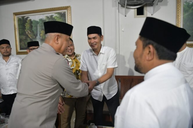 
					Gubernur Aceh Muzakir Manaf dan Wakapolda Aceh, serta wakajati aceh hadir dalam acara buka puasa bersama yang penuh kehangatan di rumah dinas Sekda Aceh M. Nasir di Banda Aceh, Jumat (13/3/2026).
