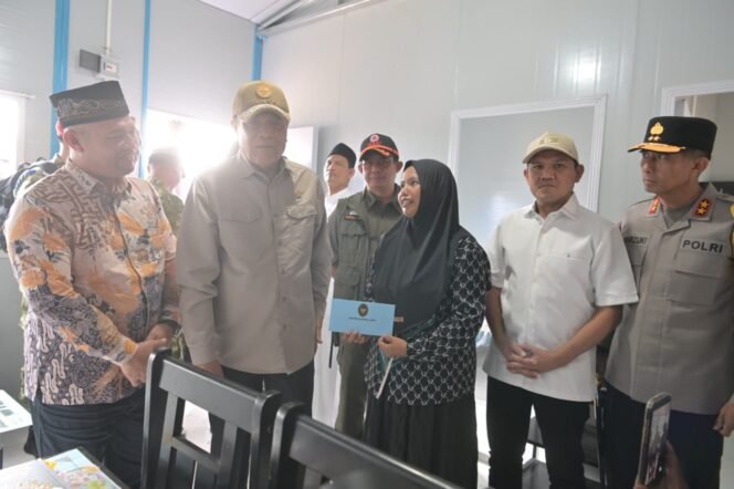 
					Wakil Gubernur Aceh, Fadhlullah SE, mendampingi Menteri Koordinator Bidang Politik dan Keamanan Republik Indonesia, Djamari Chaniago, meresmikan hunian tetap (Huntap) bagi masyarakat terdampak bencana hidrometeorologi di Desa Kuala Cangkoy, Kecamatan Lapang, Kabupaten Aceh Utara, Sabtu (14/3/2026).