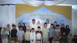 Ketua TP-PKK Aceh, Marlina Usman di dampingi Ketua Gekrafs Aceh menyantuni anak yatim pada acara buka puasa bersama di DPW Gekrafs Aceh di Banda Aceh, Sabtu, 14 Maret 2026.