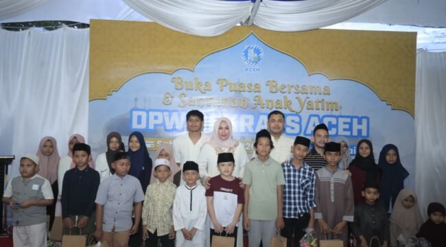 Ketua TP-PKK Aceh, Marlina Usman di dampingi Ketua Gekrafs Aceh menyantuni anak yatim pada acara buka puasa bersama di DPW Gekrafs Aceh di Banda Aceh, Sabtu, 14 Maret 2026.