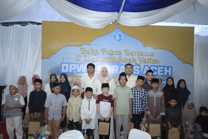 
					Ketua TP-PKK Aceh, Marlina Usman di dampingi Ketua Gekrafs Aceh menyantuni anak yatim pada acara buka puasa bersama di DPW Gekrafs Aceh di Banda Aceh, Sabtu, 14 Maret 2026.