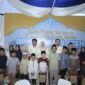 Ketua TP-PKK Aceh, Marlina Usman di dampingi Ketua Gekrafs Aceh menyantuni anak yatim pada acara buka puasa bersama di DPW Gekrafs Aceh di Banda Aceh, Sabtu, 14 Maret 2026.