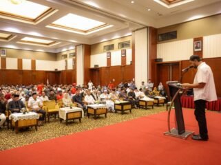 Gubernur Aceh, Muzakir Manaf melakukan buka puasa bersama serta santunan anak yatim & disabilitas, di Hermes Hotel, Sabtu, 14 Maret 2026