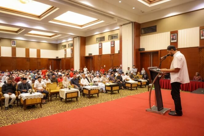 
					Gubernur Aceh, Muzakir Manaf melakukan buka puasa bersama serta santunan anak yatim & disabilitas, di Hermes Hotel, Sabtu, 14 Maret 2026