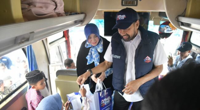 Gubernur Aceh H. Muzakir Manaf bersama Forkopimda Aceh melepas rombongan peserta Program Mudik Gratis Pemerintah Aceh dari Depo Trans Koetaradja, Banda Aceh, Minggu, 15/03. Program yang diselenggarakan melalui Dinas Perhubungan Aceh itu digelar untuk membantu masyarakat pulang ke kampung halaman menjelang Hari Raya Idul Fitri 1447 Hijriah dengan lebih aman, nyaman, dan terjangkau.