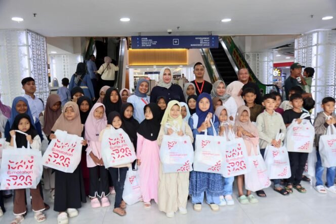 
					Ketua PKK Aceh Marlina Muzakir Belanja Pakaian Lebaran Bersama Anak Yatim, Fakir Miskin dari kab. Pidie
Plaza Aceh (Hermes Mall) Minggu, 15/3/2026, Banda Aceh