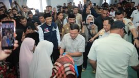 Wakil Gubernur Aceh, Fadhlullah, SE bersama Menteri Dalam Negeri, H. Muhammad Tito Karnavian, Menteri Sosial, Saifullah Yusuf dan Kapolda Aceh, Irjen Pol. Marzuki Ali Basyah menyerahkan bantuan santunan kepada ahli waris, jaminan hidup, isi hunian dan bantuan stimulan sosial ekonomi kepada korban bencana hidrometeorologi di Aula Pendopo Bupati Aceh Timur, Senin, 16 Maret 2026.