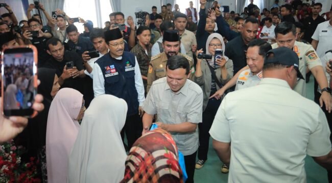 Wakil Gubernur Aceh, Fadhlullah, SE bersama Menteri Dalam Negeri, H. Muhammad Tito Karnavian, Menteri Sosial, Saifullah Yusuf dan Kapolda Aceh, Irjen Pol. Marzuki Ali Basyah menyerahkan bantuan santunan kepada ahli waris, jaminan hidup, isi hunian dan bantuan stimulan sosial ekonomi kepada korban bencana hidrometeorologi di Aula Pendopo Bupati Aceh Timur, Senin, 16 Maret 2026.