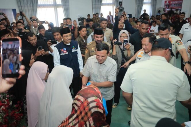 
					Wakil Gubernur Aceh, Fadhlullah, SE bersama Menteri Dalam Negeri, H. Muhammad Tito Karnavian, Menteri Sosial, Saifullah Yusuf dan Kapolda Aceh, Irjen Pol. Marzuki Ali Basyah menyerahkan bantuan santunan kepada ahli waris, jaminan hidup, isi hunian dan bantuan stimulan sosial ekonomi kepada korban bencana hidrometeorologi di Aula Pendopo Bupati Aceh Timur, Senin, 16 Maret 2026.