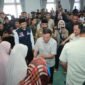 Wakil Gubernur Aceh, Fadhlullah, SE bersama Menteri Dalam Negeri, H. Muhammad Tito Karnavian, Menteri Sosial, Saifullah Yusuf dan Kapolda Aceh, Irjen Pol. Marzuki Ali Basyah menyerahkan bantuan santunan kepada ahli waris, jaminan hidup, isi hunian dan bantuan stimulan sosial ekonomi kepada korban bencana hidrometeorologi di Aula Pendopo Bupati Aceh Timur, Senin, 16 Maret 2026.