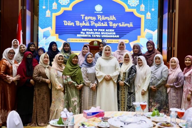 
					Ketua TP PKK Aceh Marlina Muzakir, didampingi ketua staf Ahli TP-PKK Aceh Mukarramah Fadhlullah serta Ketua DWP Aceh Malahayati M.Nasir beserta jajaran menggelar silaturrahmi dan buka puasa bersama dengan lintas organisasi kewanitaan se-Aceh, di Anjong Mon Mata komplek Meuligoe Gubernur Aceh, Senin (16/3/2026) sore.