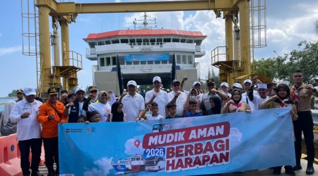 Sekda Aceh, M. Nasir, S.IP, MPA menyapa langsung para pemudik tujuan Kota Sabang di atas kapal motor penyeberangan KMP Aceh Hebat 2 di Pelabuhan Ulee Lheue, Rabu (18/3/2026), sesaat sebelum kapal bertolak.

 Turut mendampingi Asisten Perekonomian dan Pembangunan Sekda Aceh T. Robby Irza, Kepala Biro Adpim Setda Aceh Akkar Arafat, serta Kepala Dinas Perhubungan Aceh T. Faisal