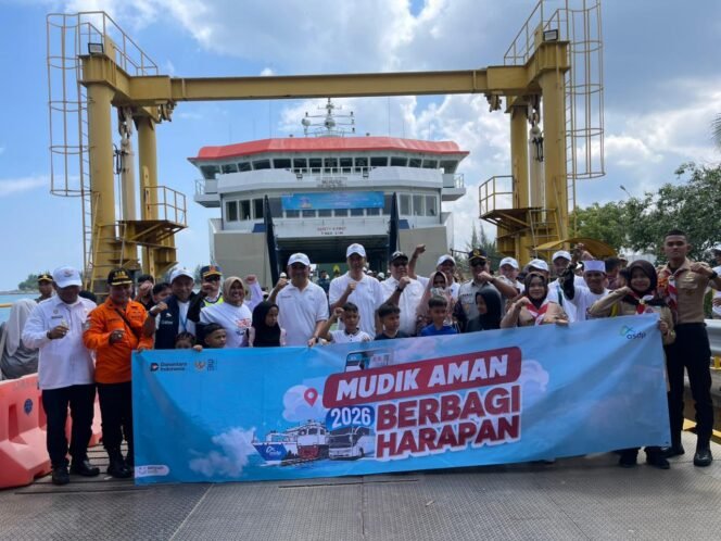 
					Sekda Aceh, M. Nasir, S.IP, MPA menyapa langsung para pemudik tujuan Kota Sabang di atas kapal motor penyeberangan KMP Aceh Hebat 2 di Pelabuhan Ulee Lheue, Rabu (18/3/2026), sesaat sebelum kapal bertolak.

 Turut mendampingi Asisten Perekonomian dan Pembangunan Sekda Aceh T. Robby Irza, Kepala Biro Adpim Setda Aceh Akkar Arafat, serta Kepala Dinas Perhubungan Aceh T. Faisal