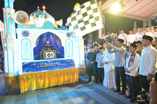 
					Sekretaris Daerah Aceh, M. Nasir, S.IP, MPA bersama Forkopimda dan Wali Kota Banda Aceh, melepas Pawai Takbir Idul Fitri 1447 H, di Halaman Depan Masjid Raya Baiturrahman Banda Aceh, 20/3/2026
Jam : 20.30 - 22.00