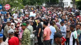 Gubernur Aceh, Muzakir Manaf atau Mualem, membagikan tunjangan hari raya (THR) kepada warga melalui timnya di Meuligoe Gubernur Aceh, Kota Banda Aceh, Jumat (20/3/2026) siang