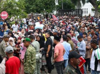 Gubernur Aceh, Muzakir Manaf atau Mualem, membagikan tunjangan hari raya (THR) kepada warga melalui timnya di Meuligoe Gubernur Aceh, Kota Banda Aceh, Jumat (20/3/2026) siang