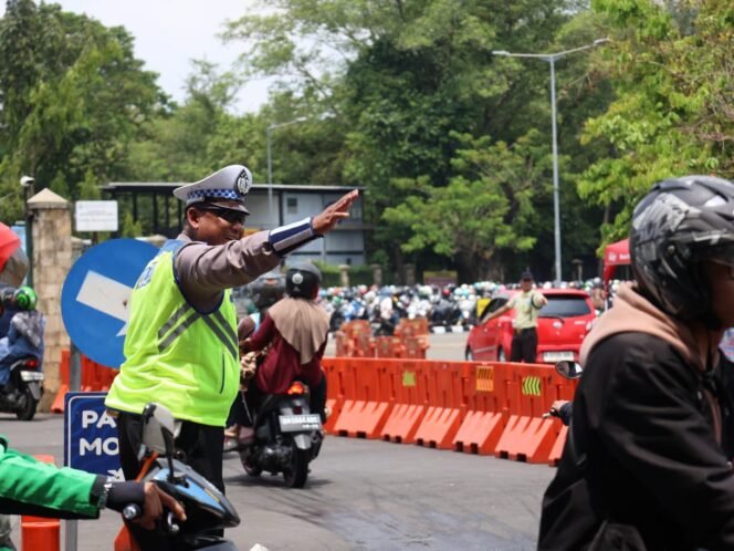 
					Kepolisian Negara Republik Indonesia menyampaikan bahwa pelaksanaan Operasi Ketupat 2026 pada hari ke-10 berjalan aman dan kondusif.