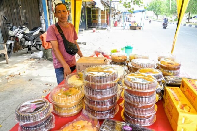 
					Hasan (48) pedagang berbagai jenis kue bolu di Pasar Lambaro, Kecamatan Ingin Jaya, Aceh Besar , Senin (23/03/2026). FOTO/MC ACEH BESAR