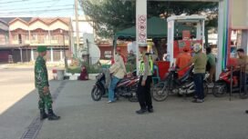 Petugas sedang melakukan pelayanan ketertiban di SPBU Aneuk Galong, Sukamakmur, Senin (23/3/2026).
FOTO/MC ACEH BESAR