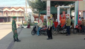 Petugas sedang melakukan pelayanan ketertiban di SPBU Aneuk Galong, Sukamakmur, Senin (23/3/2026).
FOTO/MC ACEH BESAR