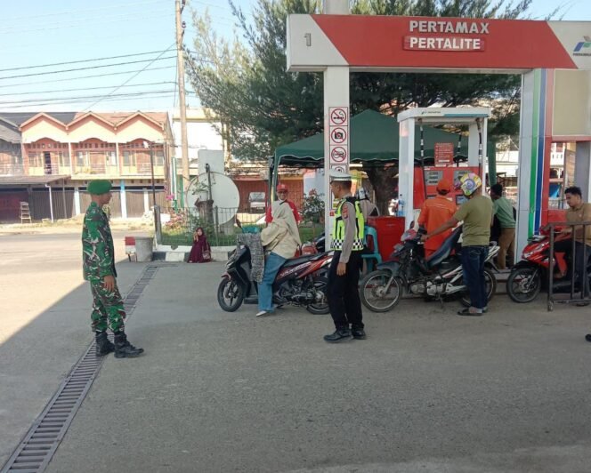 
					Petugas sedang melakukan pelayanan ketertiban di SPBU Aneuk Galong, Sukamakmur, Senin (23/3/2026).
FOTO/MC ACEH BESAR