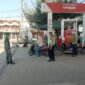 Petugas sedang melakukan pelayanan ketertiban di SPBU Aneuk Galong, Sukamakmur, Senin (23/3/2026).
FOTO/MC ACEH BESAR