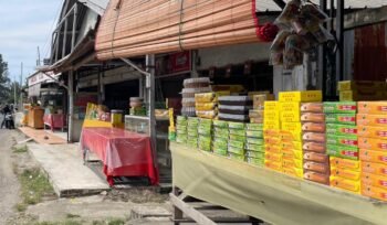 Suasana di lokasi penjualan kue tradisional, di Lampisang, Kecamatan Peukan Bada, Kabupaten Aceh Besar, Senin (23/3/2026). FOTO/ MC ACEH BESAR