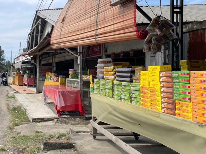 
					Suasana di lokasi penjualan kue tradisional, di Lampisang, Kecamatan Peukan Bada, Kabupaten Aceh Besar, Senin (23/3/2026). FOTO/ MC ACEH BESAR