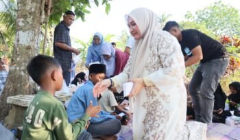 Ketua TP PKK Aceh Marlina Muzakir, bersilaturrahmi dan menyantuni puluhan anak yatim,  kurang mampu dan  lansia serta berziarah ke makam ananda Banta Syarif bin Muzakir Manaf di Gampong Mane Kawan Kecamatan Seunuddon, Senin (23/3/2026) sore.