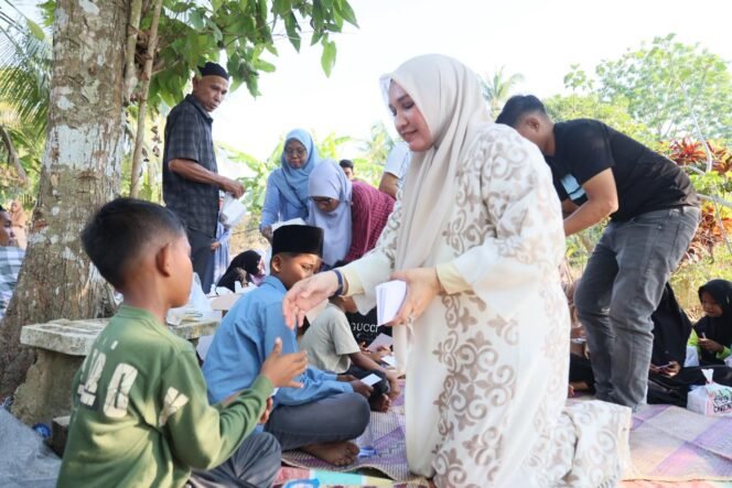 
					Ketua TP PKK Aceh Marlina Muzakir, bersilaturrahmi dan menyantuni puluhan anak yatim,  kurang mampu dan  lansia serta berziarah ke makam ananda Banta Syarif bin Muzakir Manaf di Gampong Mane Kawan Kecamatan Seunuddon, Senin (23/3/2026) sore.