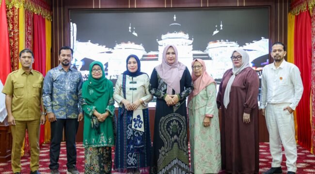 Ketua Dekranasda Aceh Marlina Muzakir, menggelar silaturrahmi dan halal bi Halal Idul Fitri 1447 Hijriah dengan seluruh jajaran pengurus Dekranasda Aceh, di Meuligoe Gubernur Aceh, Senin (30/3/2026) pagi.