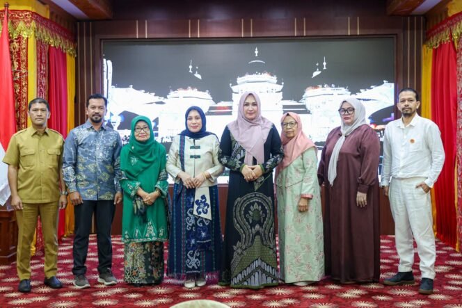 
					Ketua Dekranasda Aceh Marlina Muzakir, menggelar silaturrahmi dan halal bi Halal Idul Fitri 1447 Hijriah dengan seluruh jajaran pengurus Dekranasda Aceh, di Meuligoe Gubernur Aceh, Senin (30/3/2026) pagi.