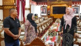 Ketua TP PKK Aceh Marlina Muzakir, menerima kunjungan Jamaluddin alias Bang Ucok, sopir truk tangki yang membantunya menerobos banjir akhir November 2025 lalu. Bang Ucok hadir memenuhi undangan bersama sang istri Nuranisa dan dijamu di ruang makan pribadi Kak Na, di Meuligoe Gubernur Aceh. Senin (30/3/2026).