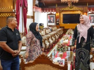 Ketua TP PKK Aceh Marlina Muzakir, menerima kunjungan Jamaluddin alias Bang Ucok, sopir truk tangki yang membantunya menerobos banjir akhir November 2025 lalu. Bang Ucok hadir memenuhi undangan bersama sang istri Nuranisa dan dijamu di ruang makan pribadi Kak Na, di Meuligoe Gubernur Aceh. Senin (30/3/2026).