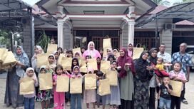 Ketua TP PKK Aceh Marlina Muzakir, menemui anak-anak korban banjir dan anak yatim di Gampong Dayah Mesjid, Kecamatan Kuta Blang serta Gampong Simpang Rambong Kecamatan Nisam Antara Aceh Utara, untuk menyerahkan santunan dan baju lebaran, Rabu (18/3/2026)