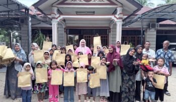 Ketua TP PKK Aceh Marlina Muzakir, menemui anak-anak korban banjir dan anak yatim di Gampong Dayah Mesjid, Kecamatan Kuta Blang serta Gampong Simpang Rambong Kecamatan Nisam Antara Aceh Utara, untuk menyerahkan santunan dan baju lebaran, Rabu (18/3/2026)