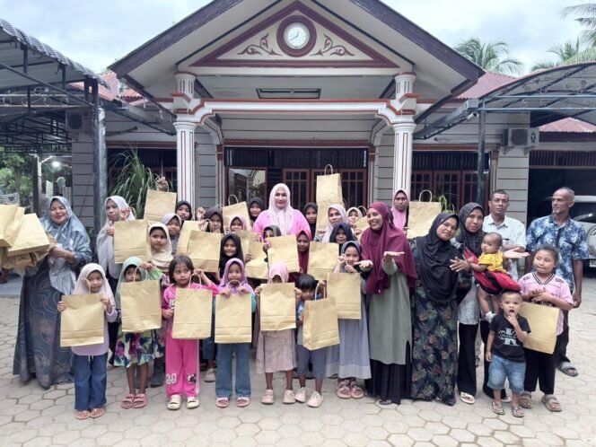 
					Ketua TP PKK Aceh Marlina Muzakir, menemui anak-anak korban banjir dan anak yatim di Gampong Dayah Mesjid, Kecamatan Kuta Blang serta Gampong Simpang Rambong Kecamatan Nisam Antara Aceh Utara, untuk menyerahkan santunan dan baju lebaran, Rabu (18/3/2026)