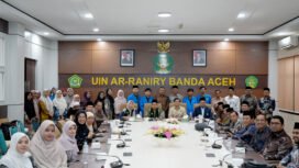 

Rektor UIN Ar-Raniry, Prof Mujiburrahman bersama asesor BAN-PT Prof Dr Islah Gusmian MAg dari UIN Raden Mas Said Surakarta dan Dr Atiyatul Ulya MA dari UIN Syarif Hidayatullah Jakarta saat asesmen lapangan Prodi Ilmu Al-Qur’an dan Tafsir (IAT) Fakultas Ushuluddin dan Filsafat UIN Ar-Raniry Banda Aceh pada 11-13 Februari 2026.