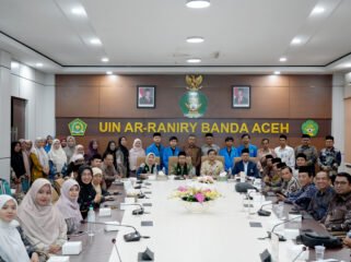 

Rektor UIN Ar-Raniry, Prof Mujiburrahman bersama asesor BAN-PT Prof Dr Islah Gusmian MAg dari UIN Raden Mas Said Surakarta dan Dr Atiyatul Ulya MA dari UIN Syarif Hidayatullah Jakarta saat asesmen lapangan Prodi Ilmu Al-Qur’an dan Tafsir (IAT) Fakultas Ushuluddin dan Filsafat UIN Ar-Raniry Banda Aceh pada 11-13 Februari 2026.