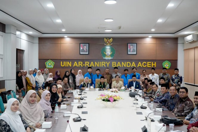 
					

Rektor UIN Ar-Raniry, Prof Mujiburrahman bersama asesor BAN-PT Prof Dr Islah Gusmian MAg dari UIN Raden Mas Said Surakarta dan Dr Atiyatul Ulya MA dari UIN Syarif Hidayatullah Jakarta saat asesmen lapangan Prodi Ilmu Al-Qur’an dan Tafsir (IAT) Fakultas Ushuluddin dan Filsafat UIN Ar-Raniry Banda Aceh pada 11-13 Februari 2026.