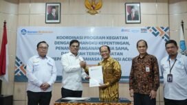 Rektor UIN Ar-Raniry, Prof Mujiburrahman dan Kepala Badan Pengembangan dan Pembinaan Bahasa, Hafidz Muksin foto bersama usai penandatanganan naskah kerja sama antara kedua pihak di Aula Balai Bahasa Provinsi Aceh, Banda Aceh, Senin (20/4/2026).